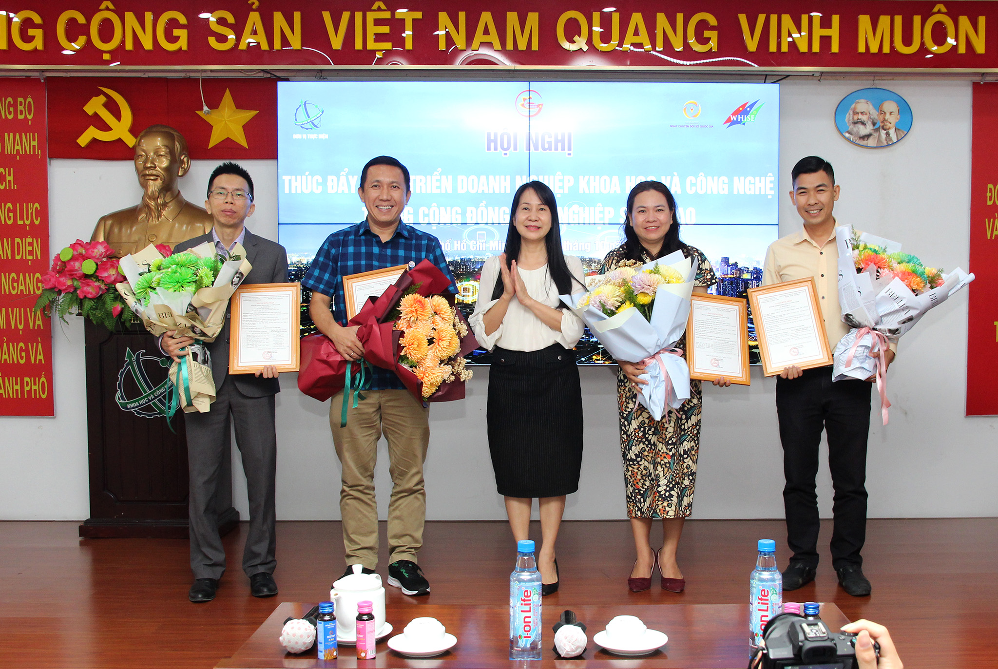 Ban Tổ chức đã trao giấy chứng nhận doanh nghiệp KHCN cho các đơn vị: Công ty TNHH Gia Thái Doctor Loan, Công ty CP Bê tông đường thủy, Công ty TNHH LaVite, Công ty Cổ phần Khoa học Kỹ thuật Phượng Hải (Ảnh: H.H)